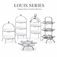 Support à desserts élégant avec des assiettes en céramique blanches pour la présentation en buffet de restaurant