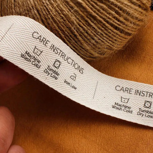 Étiquettes tissées personnalisées en polyester auto-adhésives à pliage central pour sacs de vêtements, avec découpe laser, pour marquage à chaud, vente en gros - Product Image 5