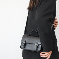 Sac bandoulière vintage structuré en cuir PU avec poignée supérieure et rabat, petit sac rétro pour femme