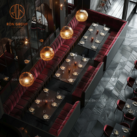 Ensemble de mobilier de restaurant commercial moderne et durable : banquette en cuir rouge et chaises avec table en bois pour cafés