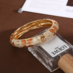 Pulsera Clásica de Flores al por Mayor de Fábrica para Niña, Brazalete de Esmalte Colorido, Brazalete con Dijes, Accesorios de Moda para Mujer - Product Image 2