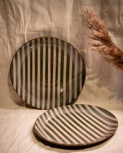 Assiette à dîner rayée vert olive, bol décoratif en grès céramique haute qualité, finition craquelée, compatible micro-ondes, fait main pour un style moderne - Product Image 1