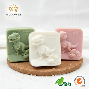 Savon fantaisie en forme de dinosaure avec logo et forme personnalisés, aide à déboucher les pores et à lutter contre les bactéries, infusé à l'huile d'arbre à thé purifiante. - Product Image 1