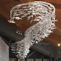 Grand lustre en céramique blanche, éclairage moderne, grands poissons, fleurs de poisson, lampes suspendues pour projet de hall de villa d'hôtel
