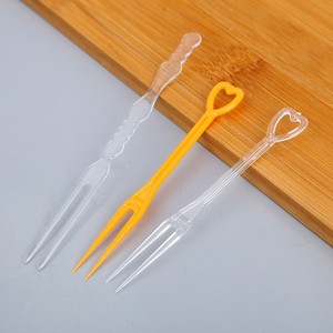 Fourchettes à fruits jetables en plastique transparentes en forme de cœur, couverts de fête pour servir les desserts - Product Image 1