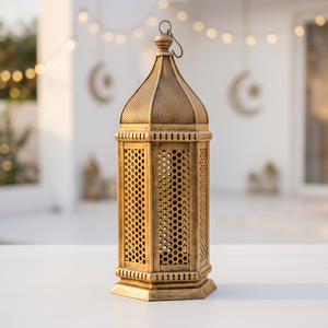 Lanterne à bougie en métal doré marocain avec design perforé, style moderne pour la décoration de la maison pendant le Ramadan et les mariages - Product Image 2