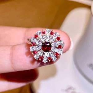 Bague de luxe en or 18 carats sertie de 20 saphirs blancs et d'un rubis rouge sang de pigeon du Mozambique de 0,72 carat, pour femme - Product Image 3