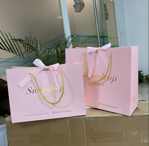 Sacs cadeaux roses de luxe avec estampage à chaud doré - Sacs de shopping personnalisés avec poignée torsadée en corde pour boutiques - Product Image 2