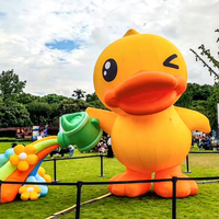 Publicité extérieure, animal gonflable, canard gonflable géant, canard gonflable mignon, arrosage des fleurs, mascotte pour la décoration du parc