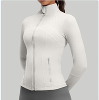 Veste de yoga zippée intégrale pour femme, manches longues, col montant, poches latérales zippées, passe-pouces, coupe ajustée, coutures discrètes, haut de sport pour la course et l'entraînement en salle de sport