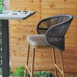 <span class=keywords><strong>Chaise</strong></span> de <span class=keywords><strong>bar</strong></span> en osier moderne pour l'extérieur avec dossier haut et repose-pieds en aluminium de <span class=keywords><strong>75</strong></span> <span class=keywords><strong>cm</strong></span> de haut, idéale pour les patios, les jardins et les balcons - Product Image 1