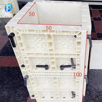 Moule carré en plastique durable et réutilisable pour coffrage en béton dans les projets de construction commerciaux et résidentiels