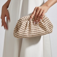 Nouveau modèle de sac à main d'été en paille tressée, pochette nuage tendance avec chaînes de perles coquillage, sac à bandoulière de créateur pour l'été