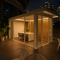 Kit de véranda de luxe moderne blanc série E avec pergola intégrée, portes coulissantes en verre, volets latéraux manuels à revêtement poudré pour l'intimité