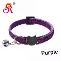 Collier durable et élégant à boucle de sécurité en forme de tête de chat, couleur unie, avec clochette pour chats et chiens, utilisation extérieure, matériau PP