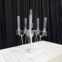 Grand chandelier blanc à 7 bras avec tubes en verre, cristaux et chaînes de perles, porte-bougie pour décoration de table de mariage ou d'événement