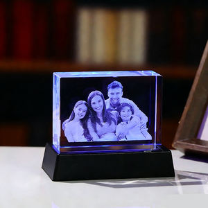 %15 İndirimli K9 Şeffaf Boş Kristal Küp Kişiselleştirilmiş 3D Lazer Aile Fotoğraf Çerçevesi Festival Günü Hediyeleri için - Product Image 1