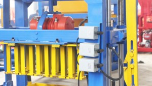 Machine de fabrication de briques creuses à pression hydraulique QTJ4-40 avec PLC et boîte de vitesses à roulements <span class=keywords><strong>pour</strong></span> une haute productivité à usage domestique - Product Image 4