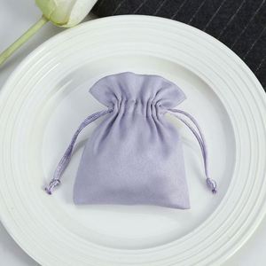 Sacs cadeaux écologiques durables pour bijoux, en velours suédé, avec cordon de serrage, personnalisables avec logo, en tailles 5-7 pouces, vente en gros - Product Image 3