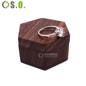 Boîte à bagues carrée personnalisée en bois de hêtre, simple ou double, pour boucles d'oreilles - Product Image 1