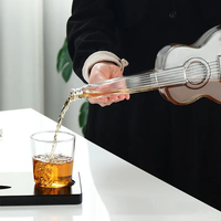 Ensemble de carafes créatives pour guitare et violon Bouteille de vin en verre transparent à haute teneur en borosilicate Ornement de whisky Tasses épaisses Cadeaux d'affaires
