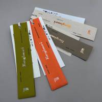 Étiquette suspendue à deux couches avec logo en feuille d'or et détails imprimés fins pour les marques de mode haut de gamme