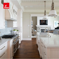 Armoires de cuisine Alland en bois massif blanc style Shaker, îlot avec plateau en marbre, style nordique, placards muraux supérieurs et quincaillerie de poignée