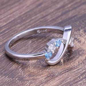 Anello da Donna con Cuore Infinito e Scritta 'Mom', Micro Pavé di Zirconi, Gioiello Sentimentale per Uso Quotidiano - Product Image 2
