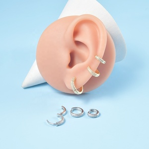 Boucles d'oreilles créoles en zircon à la mode pour femmes boucle d'<span class=keywords><strong>oreille</strong></span> 0.8mm épaisseur anneaux de <span class=keywords><strong>lobe</strong></span> d'<span class=keywords><strong>oreille</strong></span> plaqué or bijoux en laiton à la mode - Product Image 5