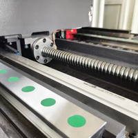 Centre d'usinage vertical CNC VMC1580 avec construction à guides rigides pour l'usinage de précision des composants en acier et en aluminium.