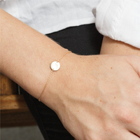 Bracelet élégant EManco en acier inoxydable doré, style minimaliste, avec breloque disque texturé, pour femme, idéal pour les rendez-vous et le quotidien