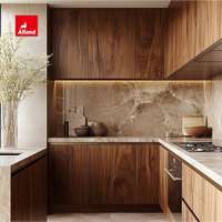 Conception d'armoires de cuisine en bois massif de noyer noir sur mesure, alliant texture luxueuse avec la chaleur des idées de cuisine inspirées de la maison