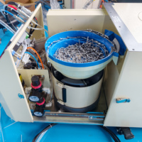 Machine à riveter automatique à moteur électrique haute performance pour rivets en acier inoxydable 4,8 mm, course réglable, haute productivité