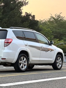 Toyota RAV4 d'occasion 2009 2.4L Automatique SUV LHD 5 places 4x4 170 CV Toit ouvrant panoramique Sièges en cuir Voiture économique pour l'Afrique - Product Image 5