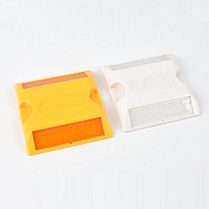 Tachuelas Reflectantes Blancas de PC de Una o Dos Caras, Marcadores Elevados para Reducción de Velocidad en Carreteras, Guías de Tráfico para Reducir la Velocidad - Product Image 1