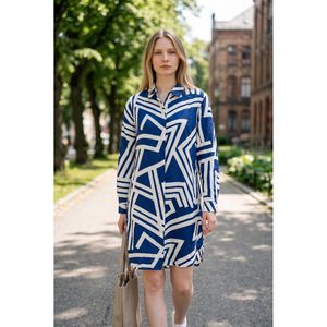 Robe chemise longue en viscose pour femme grande taille Vetr, imprimé géométrique bleu et blanc - Product Image 1