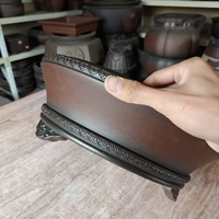 Pot artisanal non verni de style antique de haute qualité avec un design de pieds en forme de nuage