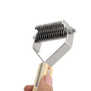 Della fabbrica del Commercio All'ingrosso di Bambù di Legno Pet Dematting Attrezzo del Gatto Del Cane <span class=keywords><strong>Sottopelo</strong></span> Rastrello Dematting <span class=keywords><strong>Pettine</strong></span> - Product Image 2
