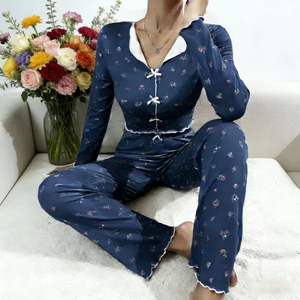 Avrupa Amerika Sınır Ötesi Kışlık Kadın V Yaka Fiyonklu Yaka Kıvrımlı Kenar Uzun Kollu İki Parçalı Pijama Takımı Uzun Pantolon Beyaz - Product Image 2