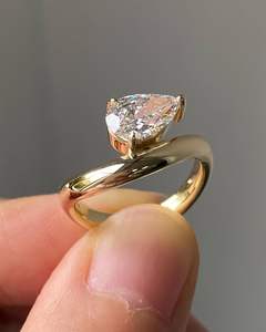 Anillo de diamante curvo de 14K Diamante cultivado en laboratorio de corte de pera 1ct 1.5ct 2ct Anillo de compromiso de diamante IGI - Product Image 2