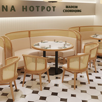 Ensemble de mobilier commercial moderne en bois pour hôtel, café, restaurant : table, chaises et banquette demi-courbe