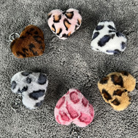 Porte-clés motif léopard en forme de cœur Pom Pom Porte-clés boule de fourrure moelleuse avec pompon Porte-clés cœur moelleux en fausse fourrure