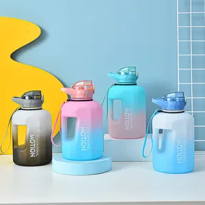 A prova di perdite BPA Free in plastica grande riutilizzabile gallone 2.3L bottiglie d'acqua con volte a bere brocca d'acqua per gli obiettivi di palestra Fitness