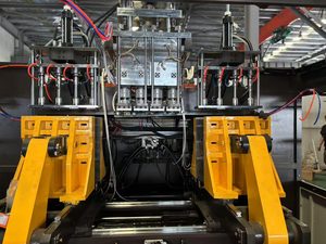 Machine d'extrusion-soufflage HDPE PP EVA 5-12L avec servomoteur et pompe pour bouteilles de détergent et bidons - Product Image 4