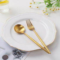 Assiette de présentation de luxe en porcelaine massique à bord doré, assiettes de dîner en céramique pour repas hôteliers, personnalisables pour événements, compatibles micro-ondes
