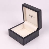 Boîte à bijoux en bois laqué texture fibre de carbone, logo personnalisé, intérieur en microfibre beige doux pour emballage de détail de marques de bijoux haut de gamme