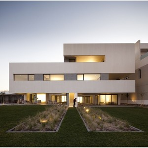 Villa blanca minimalista con estructura de acero ligero para uso residencial - Product Image 5