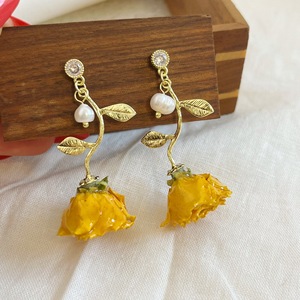 Boucles d'oreilles pendantes en fleurs jaunes pérennes faites à la main, style bohème, vente chaude, boucles d'oreilles à clous en perles de fleurs de rose séchées naturelles pour filles - Product Image 3