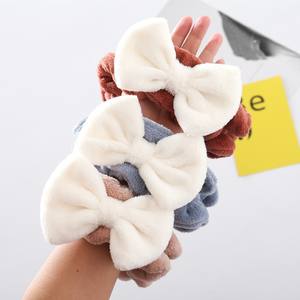 عصابة رأس كبيرة من الفانيلا المخملية رائجة البيع للفتيات، ربطة شعر ناعمة متموجة لغسل الوجه، إكسسوار شعر لطيف غير قابل للانزلاق - Product Image 2