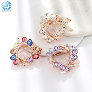 OEM/ODM Écharpe coréenne violette en strass Boucle Triangle Broches en cristal or rose Clip pour femmes Chemise Foulards Décoration - Product Image 5